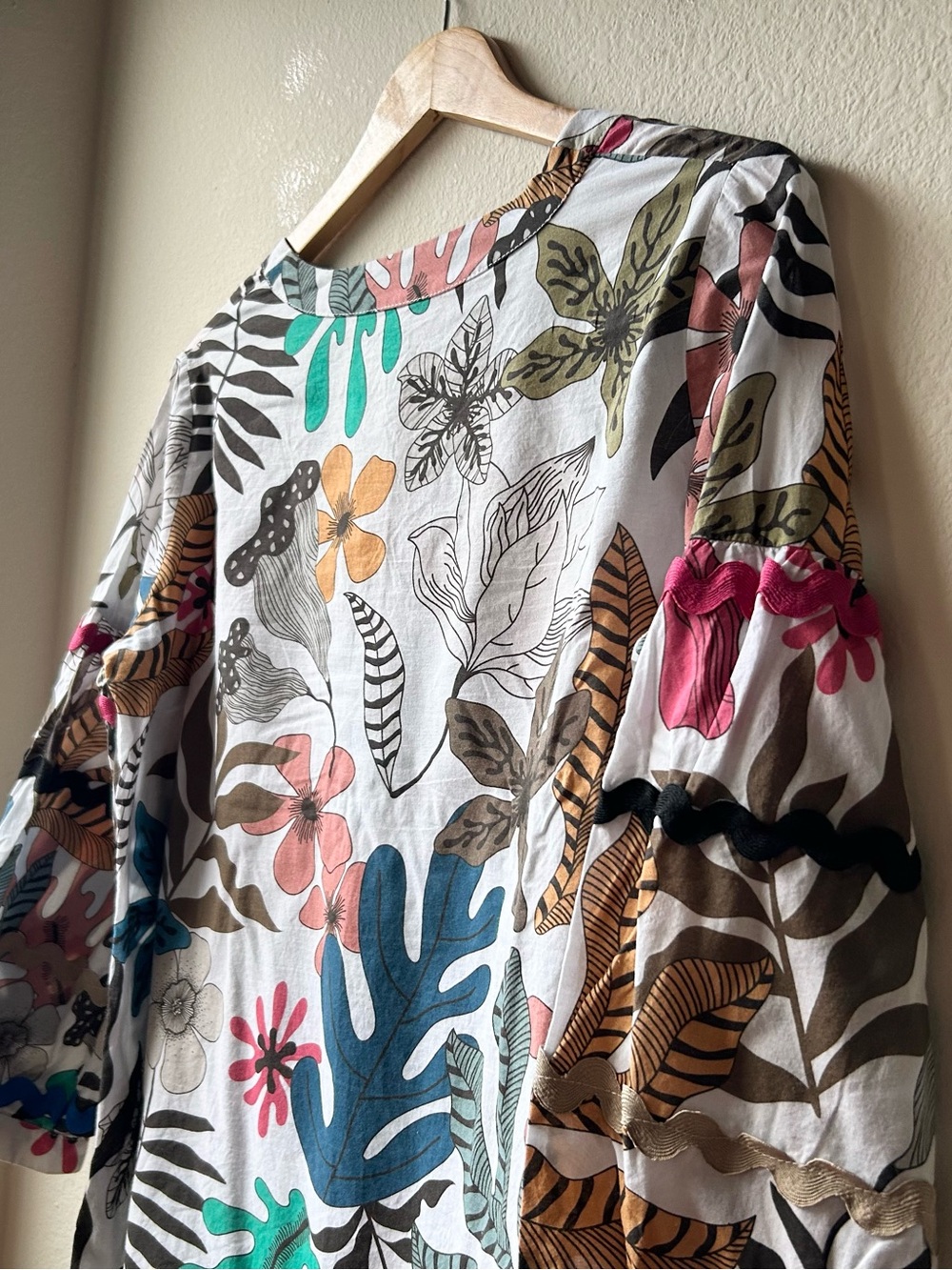 VILAGALLO lucera V Neck Novelty Print top in multi Sz 44 - Picture 11 of 15